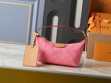 LV Pochette Hills Handbag  in Fuchsia